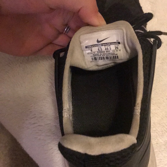 Nike Darwin’s (Size 9) - Picture 3 of 3